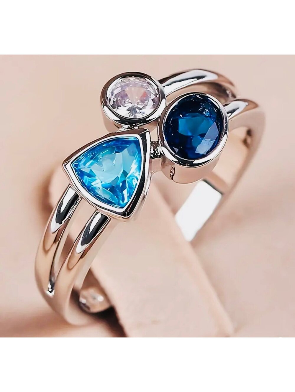 New - Beautiful Boho Style Ring with Glass Insets - Size 7